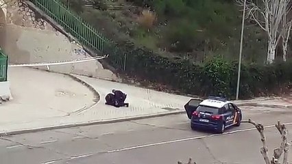 Se salta la cuarentena y pide auxilio cuando la detiene la policía, los vecinos le responden: "Como baje, entras de una vez a la patrulla"