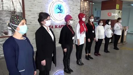 Hastane personelinden işaret diliyle evde kal çağrısı