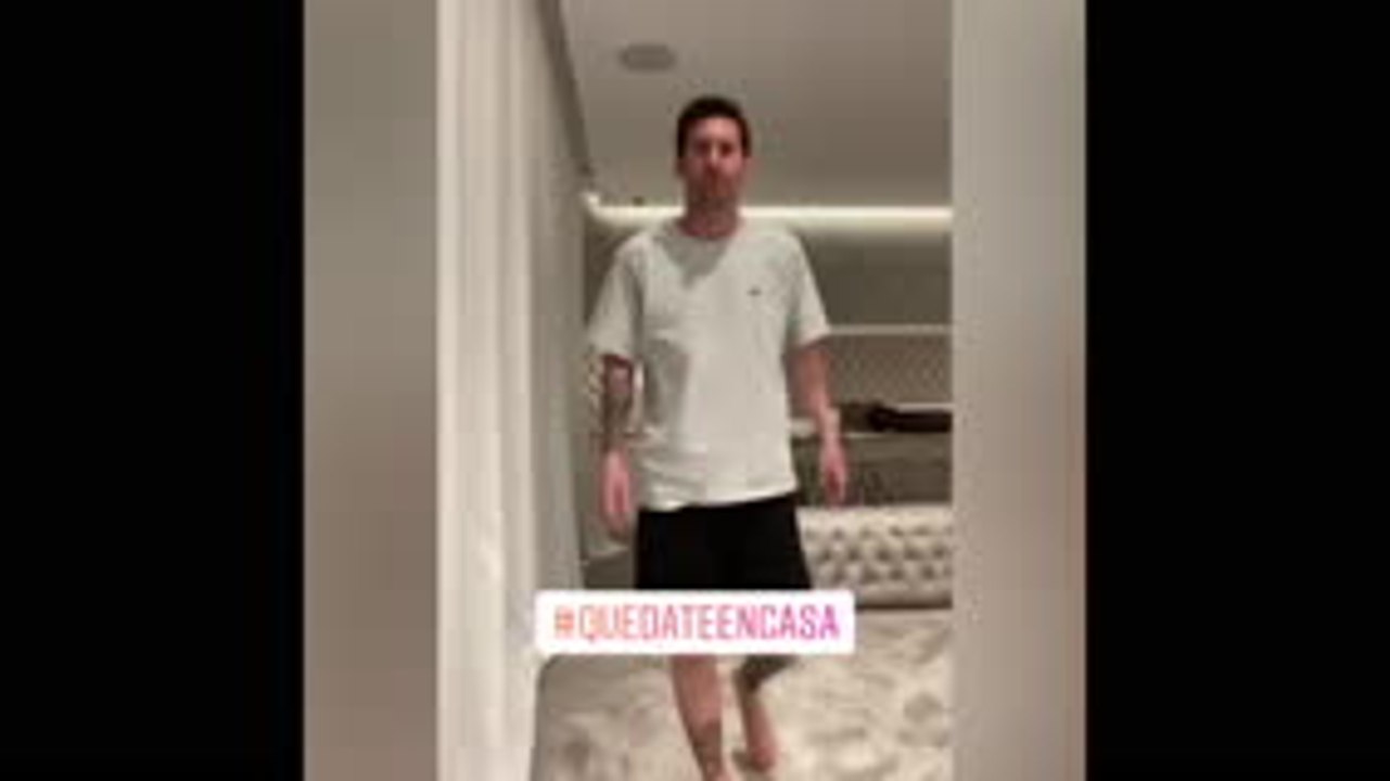 Coronavirus - Messi jongle avec du papier toilettes pour le #Stayathomechallenge