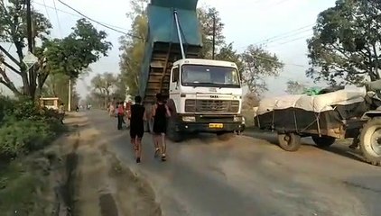 शामली: बुलेटिन ऐप की खबर का असर, गड्ढे भरने का कार्य हुआ शुरू