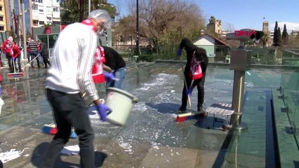 Antalyaspor taraftarı, Cumhuriyet Meydanı'nı koronavirüse karşı dezenfekte etti