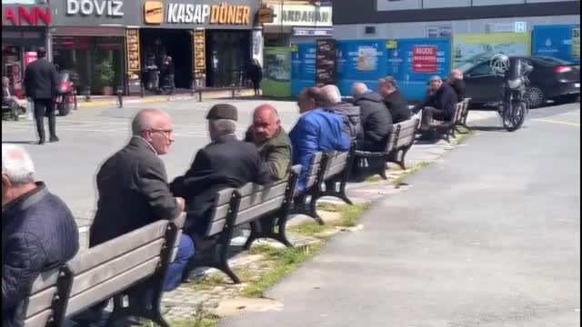 Üsküdar'da koronavirüs önlemleri kapsamında banklar kaldırıldı
