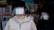 Gorras con visera de plástico suplen la falta de mascarillas en Corea del Sur