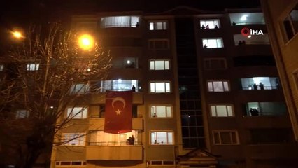 Muş'ta sağlık çalışanlarına balkonlardan meşaleli moral alkışı