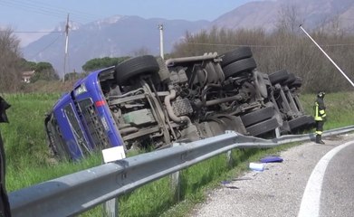 Piovene Rocchette (VI) - Camion si ribalta, conducente in ospedale (20.03.20)