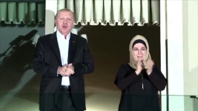 Cumhurbaşkanı Erdoğan ve eşi Emine Erdoğan'dan sağlık çalışanlarına alkışlı destek