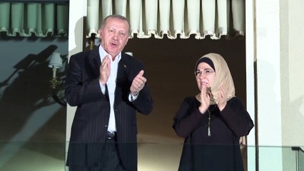 Cumhurbaşkanı Erdoğan ve eşinden sağlık çalışanlarına alkışlı destek - İSTANBUL
