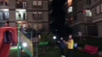 Sağlık çalışanlarına meşaleler ve alkışlarla destek verdiler