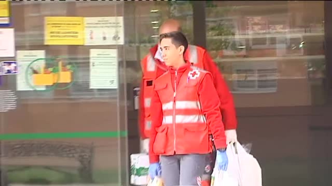 Más de 200 voluntarios de Cruz Roja reparten alimentos a personas con necesidades