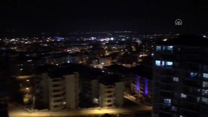 Sağlık çalışanlarına balkondan mini konseriyle destek verdi