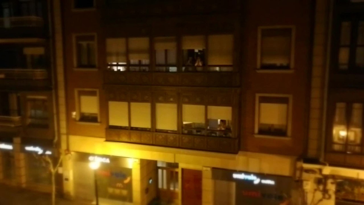 Aplausos solidarios en Bilbao en el séptimo día de confinamiento