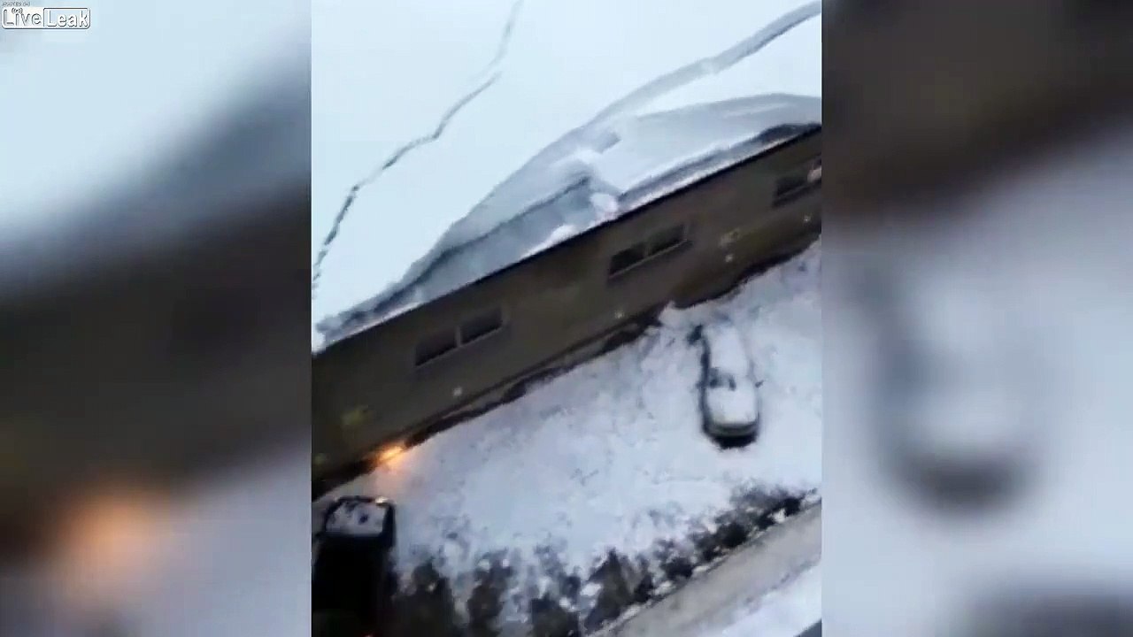 Des tonnes de neige tombent sur des voitures garées sous le toit !