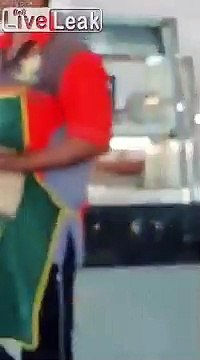 Ce boulanger souffle dans chaque pain... 0 hygiène !