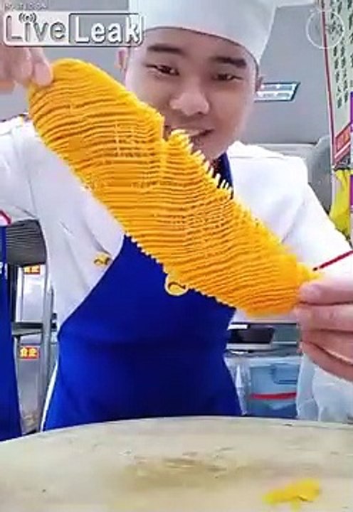 Cuisine : il maitrise la coupe des aliments comme personne !