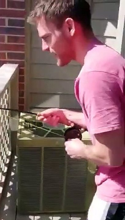 Il remonte les courses avec une canne à pêche en quarantaine !