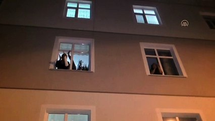 Sağlık çalışanlarına alçılı koluyla alkışlayarak destek verdi - KONYA