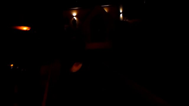 Les tambours donnent l’appel aux applaudissements pour le personnel soignant