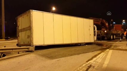 Kocaeli'de gişe bariyerine çarpan yumurta yüklü kamyon devrildi