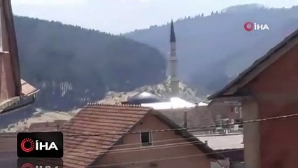 Cemaatsiz namaza alışamadılar... Müezzin ezanı ağlayarak okudu