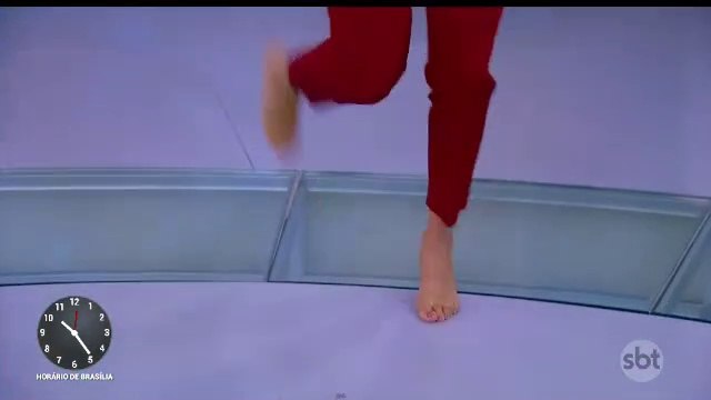 Câmera mostra Márcia Dantas descalça no Primeiro Impacto (06/03/2020) (10h24) | SBT 2020