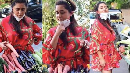 Bigg Boss Fame Rashami Desai का Mumbai के बीच सड़क पर सब्जीवाले से मोलभाव का VIRAL VIDEO | Boldsky