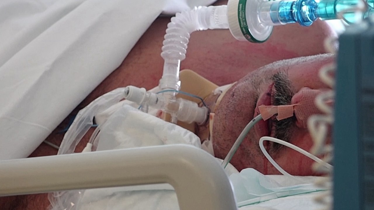 Coronavirus: US hospital workers say more medical supplies needed