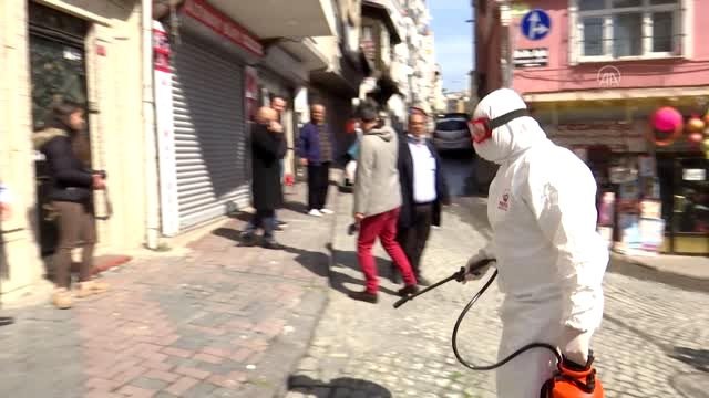 Fatih'te koronavirüs önlemleri kapsamında kuaförler dezenfekte edildi