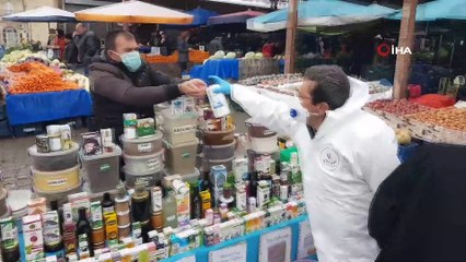 Pazar alışverişi yapan vatandaşlara dezenfektan sıkıldı