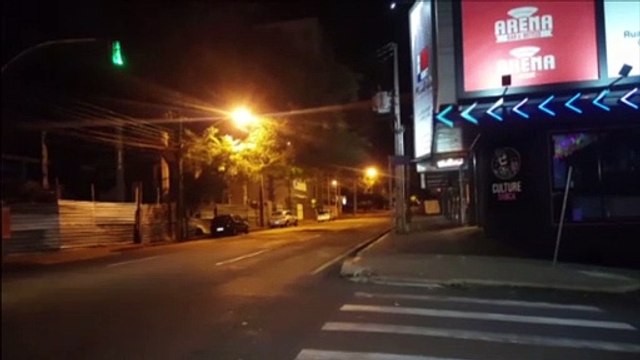 Cena incomum: estabelecimentos comerciais de entretenimento ficam fechados no Centro em cumprimento ao Decreto Municipal 15.313