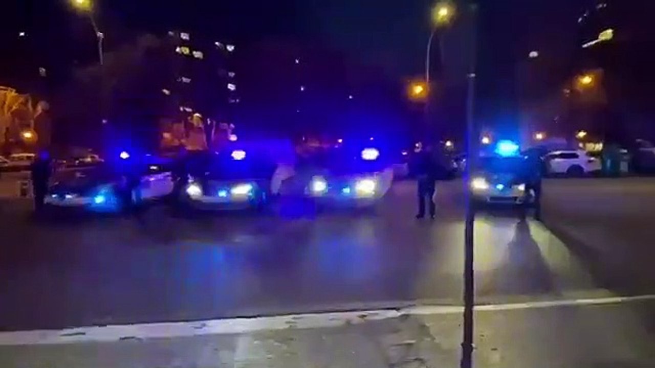 Patrullas de la Ertzaintza han parado anoche en Vitoria para aplaudir en homenaje a los dos guardias civiles fallecidos por coronavirus
