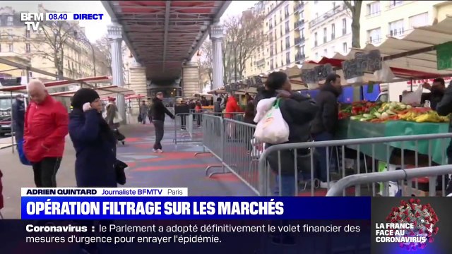 Des barrières installées au marché de Barbès à Paris pour faire respecter les distances de sécurité entre les clients