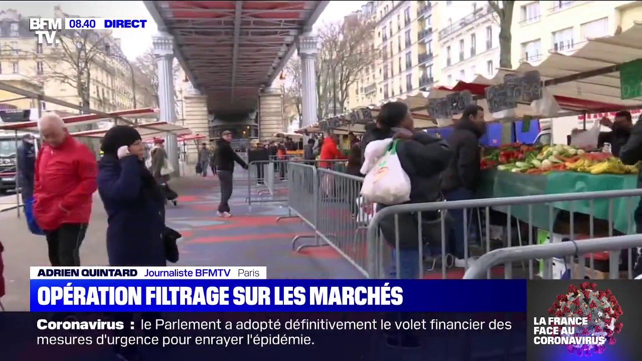 Des barrières installées au marché de Barbès à Paris pour faire respecter les distances de sécurité entre les clients