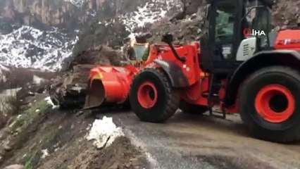 Dev kaya parçası yolu kapattı
