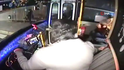 Halk otobüsüne binerek yolculuk yapan köpek önce korkuttu sonra tebessüm ettirdi