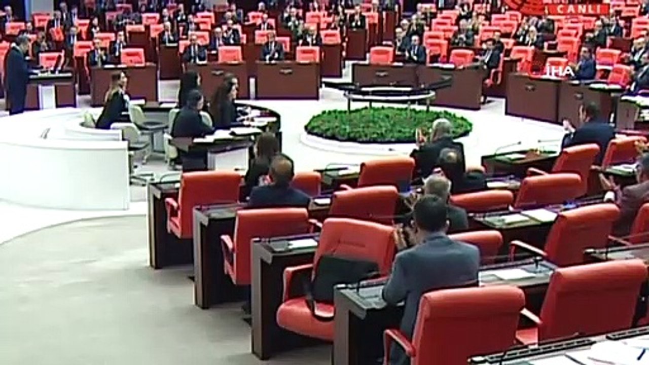 İstanbullular balkona ve camlara çıkarak sağlık çalışanlarını alkışladı