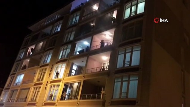 Vatandaşlar 2.Günde De Balkona ve Camlara Çıkarak Sağlık Çalışanlarını Alkışladı
