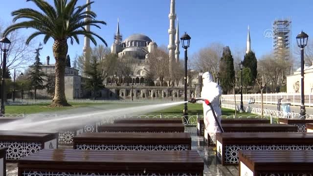 Sultanahmet Meydanı koronavirüs önlemleri kapsamında dezenfekte edildi