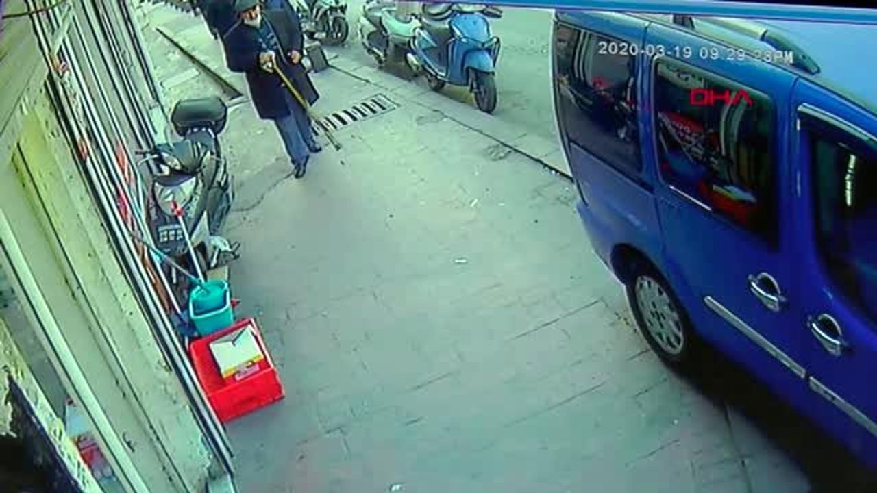 BEYOĞLU'NDA EMEKLİ MAAŞINI ÇEKEN YAŞLI ADAMA GASP DEHŞETİ