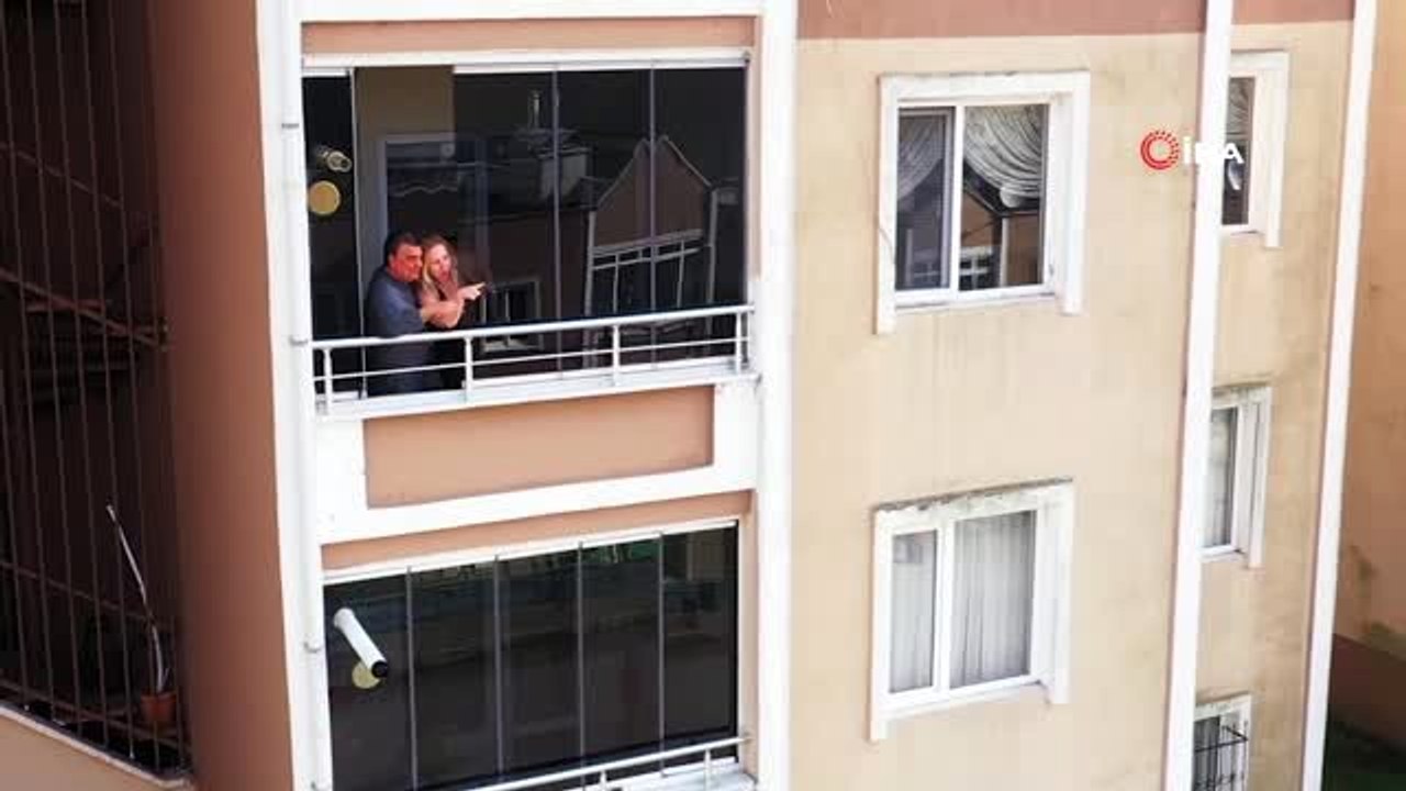 Evde sıkılan kadınlara pencereden egzersiz yapt...