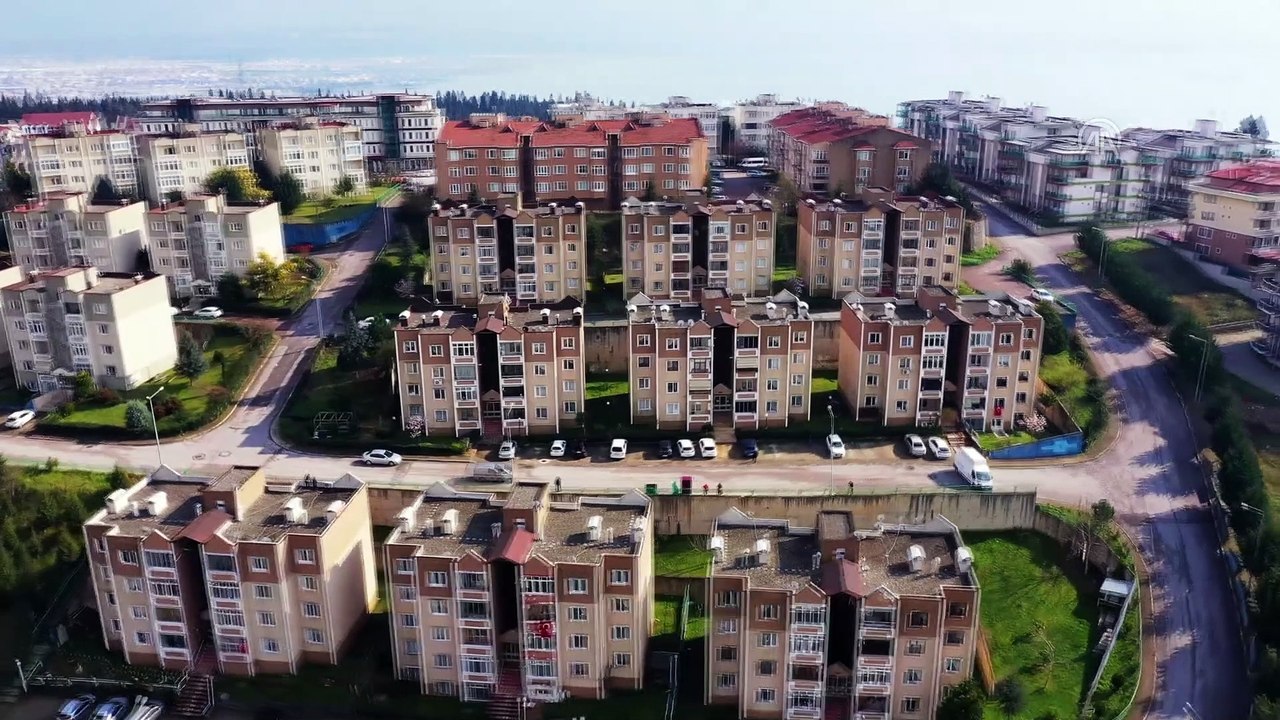 'Evde kal' önerisine uyan vatandaşlar balkonda...