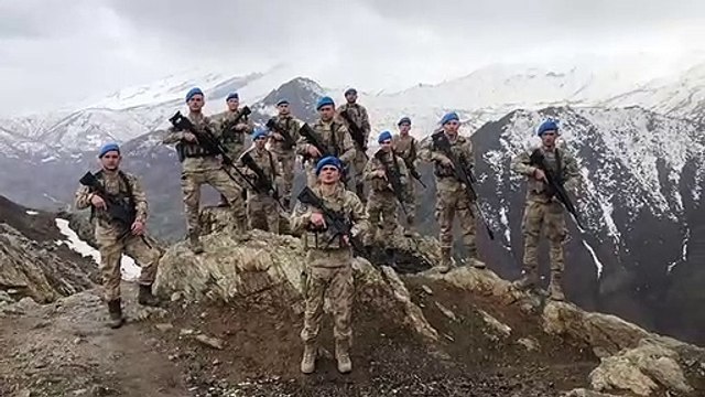 Komandolardan sağlık çalışanlarına alkışlı destek