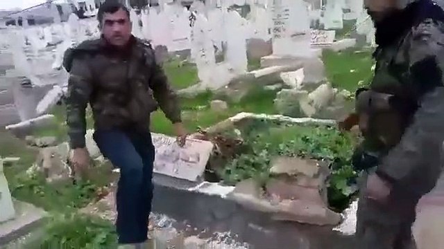 تسجيل جديد لنبش عناصر ميليشيا أسد للقبور في مدينة سراقب