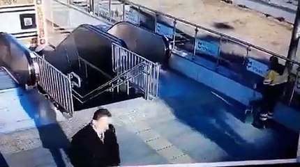 Belediye görevlisi metro girişine çöp bırakıp fotoğrafını çekti