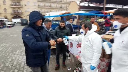 Pazar alışverişi yapan vatandaşlara dezenfektan sıkıldı