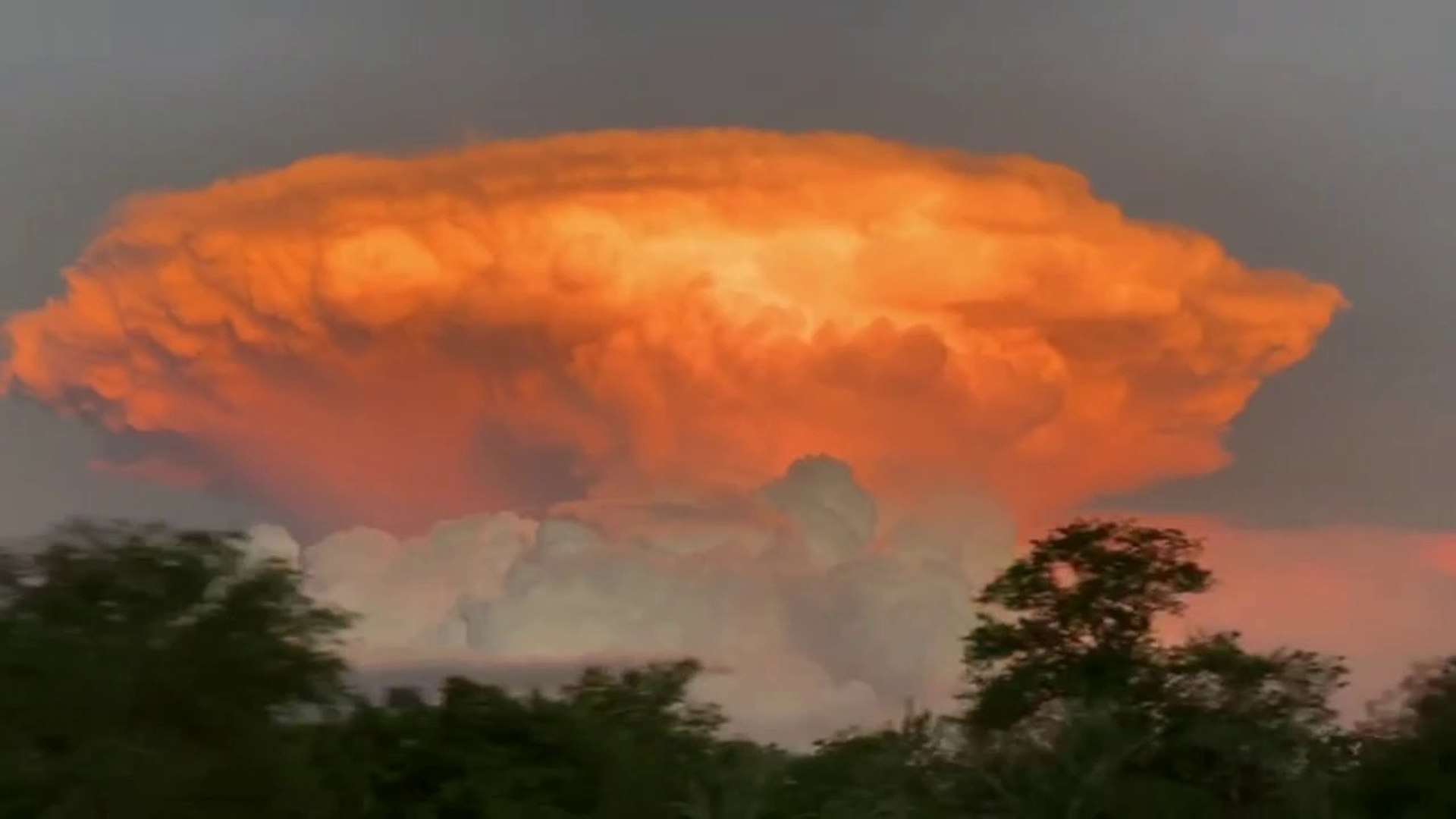 NUVEM EM FORMA DE COROA DOURADA APARECE NO CÉU DA BAHIA CAUSANDO ADMIRAÇÃO ÀS PESSOAS