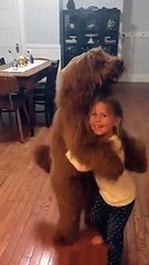 Adorable danse entre cette petite fille et son chien