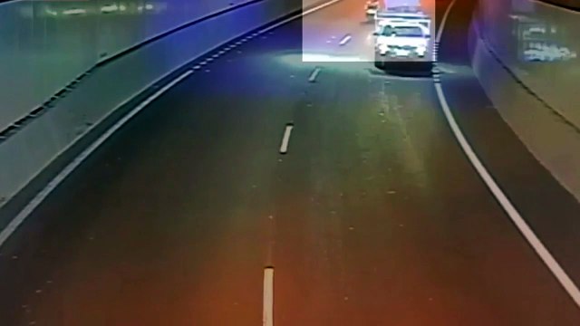 Un matelas mal attaché aurait pu être très dangereux pour ce motard