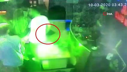 Gece kulübünde dans ederken hırsızlık yaptı...O anlar kamerada