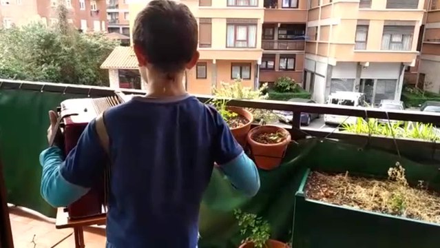 Menor de Getxo pasa la crisis del coronavirus en casa tocando en el acordeón