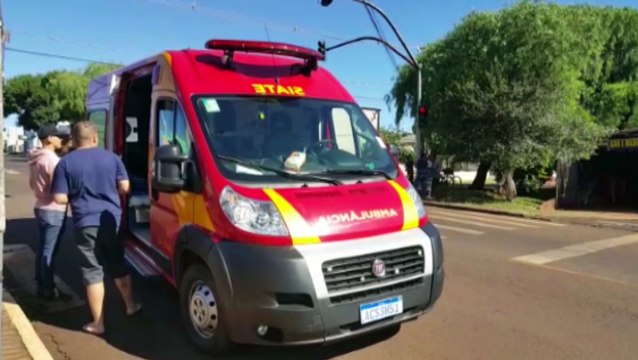 Motos batem em cruzamento no Bairro Periolo e mulher fratura a clavícula